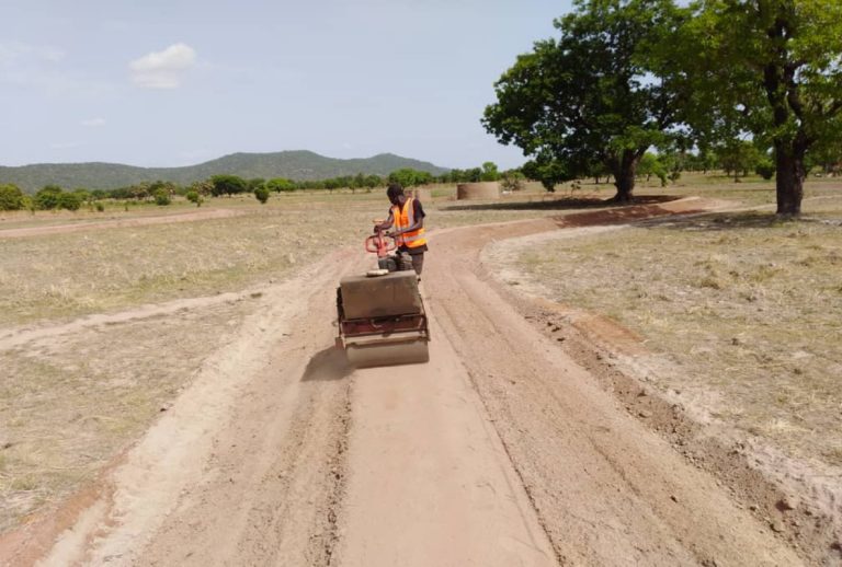 Février 2014, compactage Diguette en terre; site de Tanougou commune de Tanguiéta
