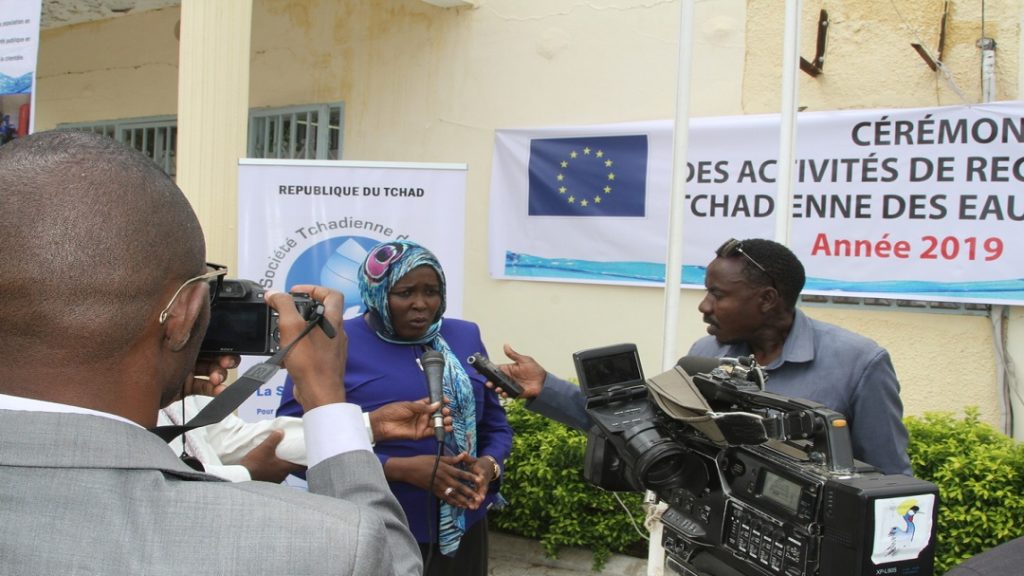 TCHAD, 2019: La Directrice Générale de la Société Tchadienne des Eaux échangeant avec la presse tchadienne sur le déroulement de l'opération de recensement